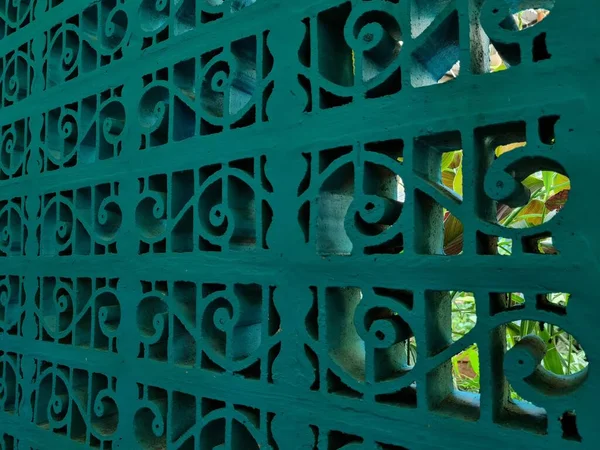 Süs arkaplanı mavi boyayla inşa ediliyor