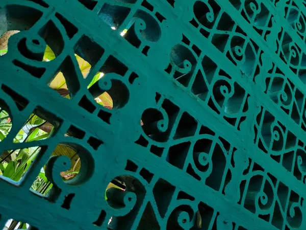 Süs arkaplanı mavi boyayla inşa ediliyor