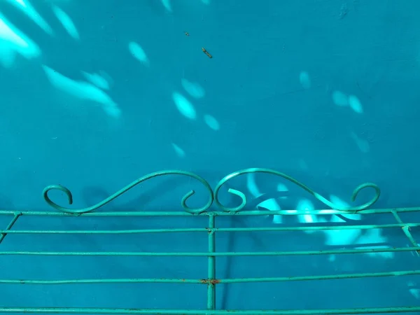 Фон Стен Здания Окрашен Синий Цвет Солнце Тени — стоковое фото