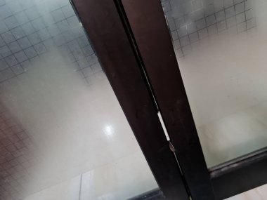 Cam pencere arkaplanı beyaz renkli bulanık ekose ve kahverengi demiri