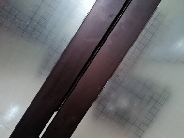 Cam pencere arkaplanı beyaz renkli bulanık ekose ve kahverengi demiri