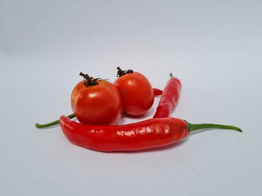 Yeşil saplı büyük kırmızı biberler ve ekstra baharat için beyaz arka planda büyük kırmızı biberler.