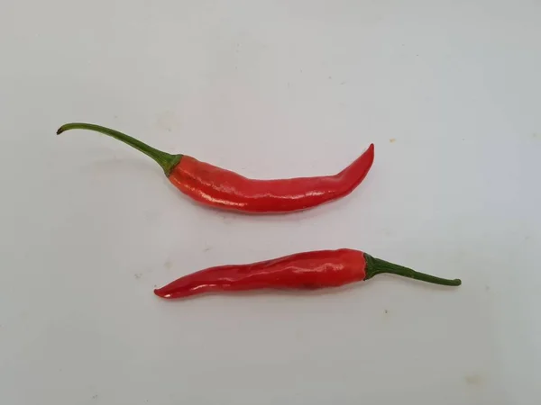 Een Grote Rode Chili Met Een Groen Handvat Een Witte — Stockfoto