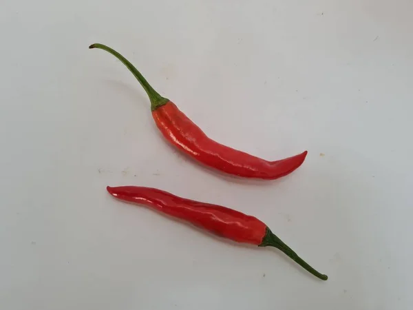 辣椒是一种红色的大辣椒 背景为白色 手柄为绿色 通常是烹调的原料之一 — 图库照片