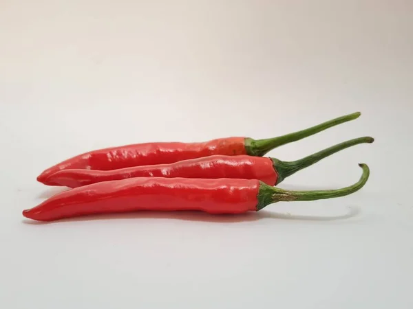 Een Grote Rode Chili Met Een Groen Handvat Een Witte — Stockfoto