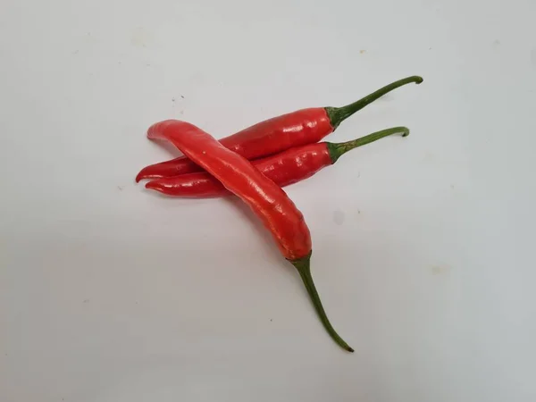 Grande Peperoncino Rosso Con Una Maniglia Verde Sfondo Bianco Questo — Foto Stock