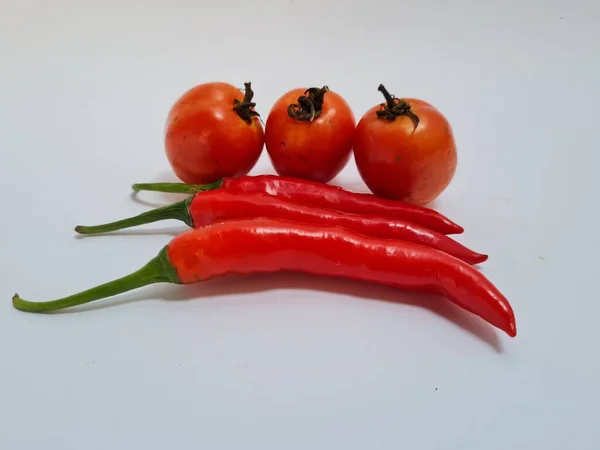 Duże Czerwone Chili Zielonymi Uchwytami Duże Czerwone Chili Białym Tle — Zdjęcie stockowe