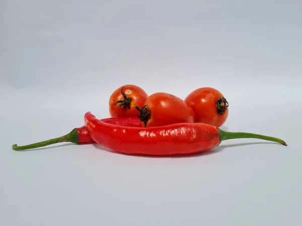 Velké Červené Papriky Zelenými Rukojetěmi Velkými Červenými Paprikami Bílém Pozadí — Stock fotografie