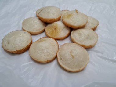 Apem keki un ve diğer malzemelerden yapılır, genellikle pasta bir kutlama etkinliği içindir.