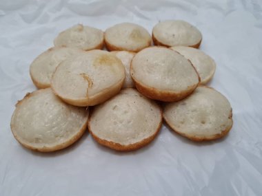 Apem keki un ve diğer malzemelerden yapılır, genellikle pasta bir kutlama etkinliği içindir.