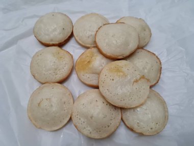 Apem keki un ve diğer malzemelerden yapılır, genellikle pasta bir kutlama etkinliği içindir.