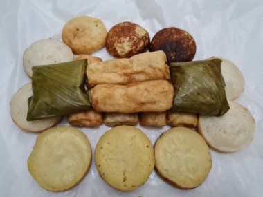 Endonezya 'dan atıştırmalıklar çamur kekleri, apem kekleri, doldurulmuş tavuklar ve mendut kekleri.