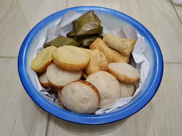 来自印度尼西亚的小吃有泥巴蛋糕 杏仁蛋糕 鸡肉馅里脊肉和装在蓝色白色容器里的薄饼 — 图库照片