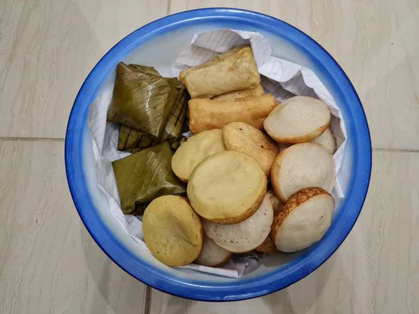 来自印度尼西亚的小吃有泥巴蛋糕 杏仁蛋糕 鸡肉馅里脊肉和装在蓝色白色容器里的薄饼 — 图库照片