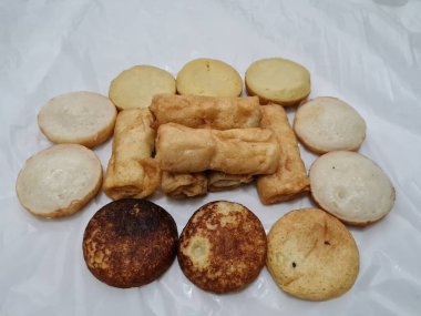 Endonezya 'dan atıştırmalıklar çamur kekleri, doldurulmuş tavuklar ve apem kekleri.