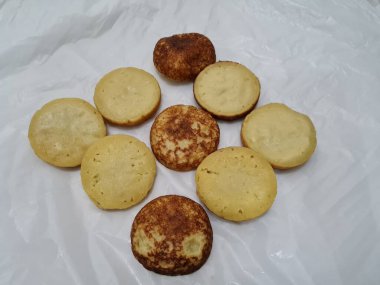 Un ve diğer malzemelerden yapılan Endonezya atıştırmalıklarına kue lumpur denir.