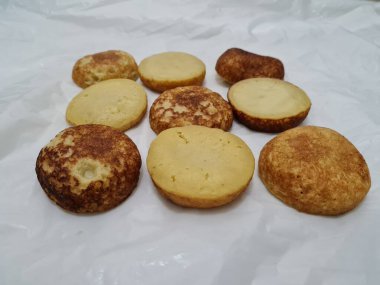 Un ve diğer malzemelerden yapılan Endonezya atıştırmalıklarına kue lumpur denir.