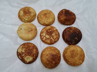 Un ve diğer malzemelerden yapılan Endonezya atıştırmalıklarına kue lumpur denir.