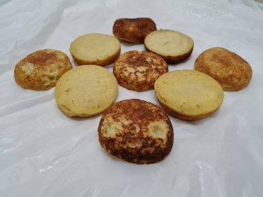 Un ve diğer malzemelerden yapılan Endonezya atıştırmalıklarına kue lumpur denir.