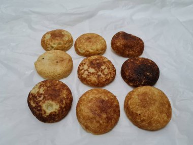 Un ve diğer malzemelerden yapılan Endonezya atıştırmalıklarına kue lumpur denir.