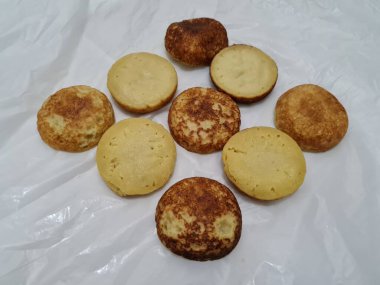 Un ve diğer malzemelerden yapılan Endonezya atıştırmalıklarına kue lumpur denir.