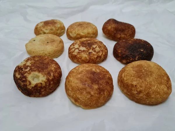 Un ve diğer malzemelerden yapılan Endonezya atıştırmalıklarına kue lumpur denir.