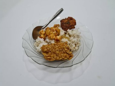 Beyaz pirinç, kızarmış tempeh, kızarmış mısır omleti, rawon soslu kızarmış acı biber sosu içeren Endonezya 'dan bir yemek.