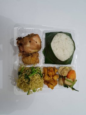 Beyaz pirinç, kızarmış erişte, kızarmış acı biber sosu, kızarmış tavuk, kırmızı biber sosu ve capcay sebzesi içeren Endonezya 'dan bir yemek.