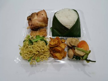 Beyaz pirinç, kızarmış erişte, kızarmış acı biber sosu, kızarmış tavuk, kırmızı biber sosu ve capcay sebzesi içeren Endonezya 'dan bir yemek.