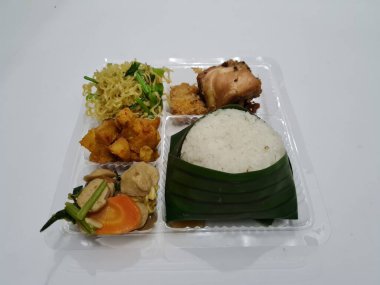 Beyaz pirinç, kızarmış erişte, kızarmış acı biber sosu, kızarmış tavuk, kırmızı biber sosu ve capcay sebzesi içeren Endonezya 'dan bir yemek.