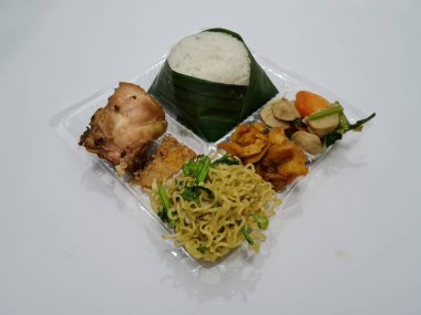 Beyaz pirinç, kızarmış erişte, kızarmış acı biber sosu, kızarmış tavuk, kırmızı biber sosu ve capcay sebzesi içeren Endonezya 'dan bir yemek.