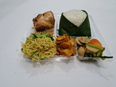 Beyaz pirinç, kızarmış erişte, kızarmış acı biber sosu, kızarmış tavuk, kırmızı biber sosu ve capcay sebzesi içeren Endonezya 'dan bir yemek.