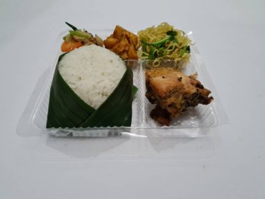 Beyaz pirinç, kızarmış erişte, kızarmış acı biber sosu, kızarmış tavuk, kırmızı biber sosu ve capcay sebzesi içeren Endonezya 'dan bir yemek.