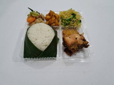 Beyaz pirinç, kızarmış erişte, kızarmış acı biber sosu, kızarmış tavuk, kırmızı biber sosu ve capcay sebzesi içeren Endonezya 'dan bir yemek.