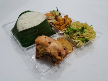 Beyaz pirinç, kızarmış erişte, kızarmış acı biber sosu, kızarmış tavuk, kırmızı biber sosu ve capcay sebzesi içeren Endonezya 'dan bir yemek.