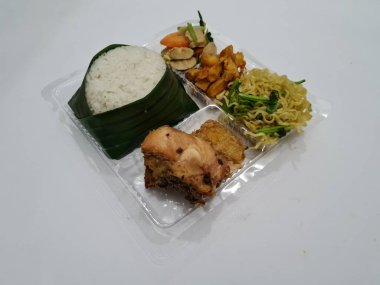 Beyaz pirinç, kızarmış erişte, kızarmış acı biber sosu, kızarmış tavuk, kırmızı biber sosu ve capcay sebzesi içeren Endonezya 'dan bir yemek.