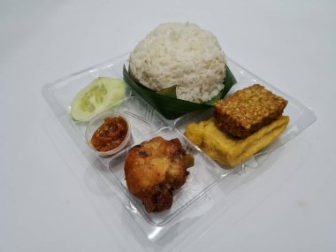 Endonezya 'dan bir yemek, içinde beyaz pirinç, kızarmış tempeh, kızarmış tofu, lezzetli biber soslu kızarmış tavuk var.