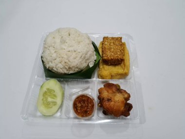 Endonezya 'dan bir yemek, içinde beyaz pirinç, kızarmış tempeh, kızarmış tofu, lezzetli biber soslu kızarmış tavuk var.