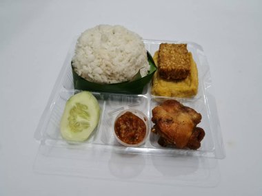 Endonezya 'dan bir yemek, içinde beyaz pirinç, kızarmış tempeh, kızarmış tofu, lezzetli biber soslu kızarmış tavuk var.