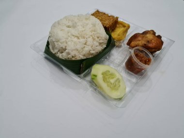 Endonezya 'dan bir yemek, içinde beyaz pirinç, kızarmış tempeh, kızarmış tofu, lezzetli biber soslu kızarmış tavuk var.