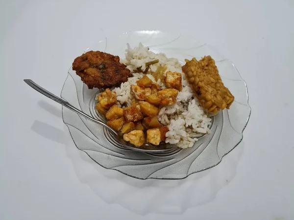 Dish Indonesia Contains White Rice Fried Tempeh Fried Corn Omelet — Stok fotoğraf