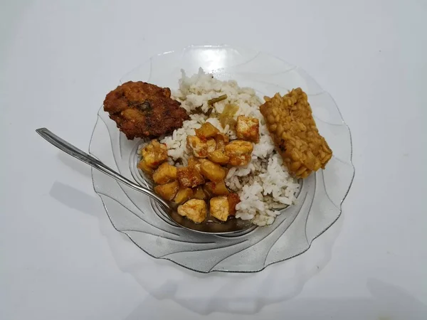 Dish Indonesia Contains White Rice Fried Tempeh Fried Corn Omelet — Stok fotoğraf