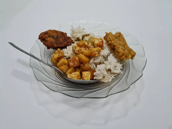 Dish Indonesia Contains White Rice Fried Tempeh Fried Corn Omelet — Zdjęcie stockowe