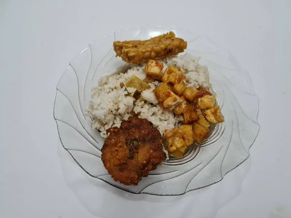 Dish Indonesia Contains White Rice Fried Tempeh Fried Corn Omelet — Stok Foto