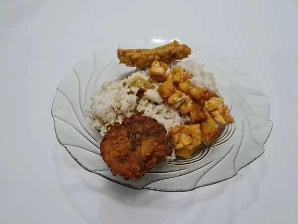 Dish Indonesia Contains White Rice Fried Tempeh Fried Corn Omelet — стокове фото