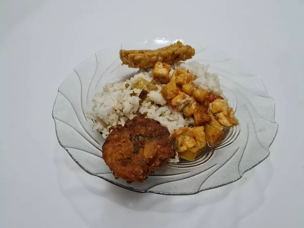 Dish Indonesia Contains White Rice Fried Tempeh Fried Corn Omelet — Stok fotoğraf