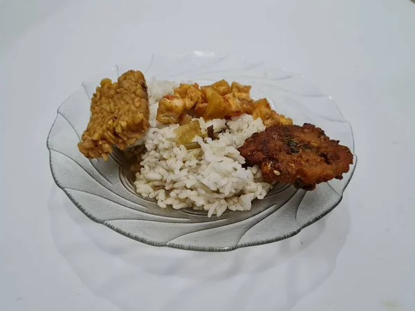 Dish Indonesia Contains White Rice Fried Tempeh Fried Corn Omelet — 스톡 사진