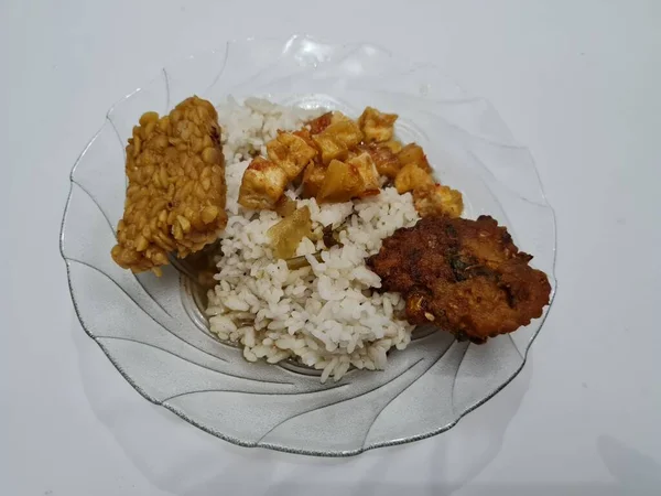 Dish Indonesia Contains White Rice Fried Tempeh Fried Corn Omelet — Stok Foto