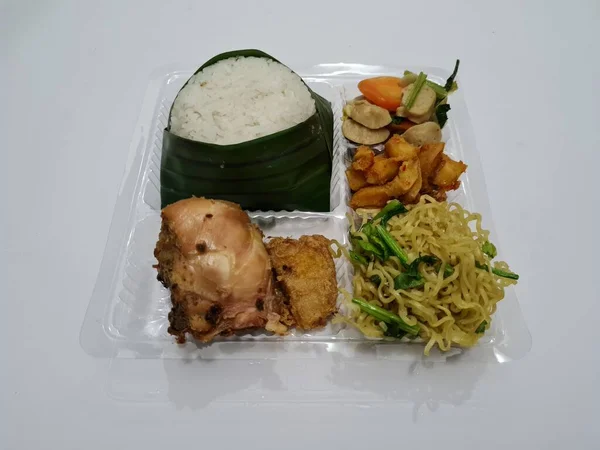 Ein Gericht Aus Indonesien Mit Weißem Reis Gebratenen Nudeln Gebratener — Stockfoto
