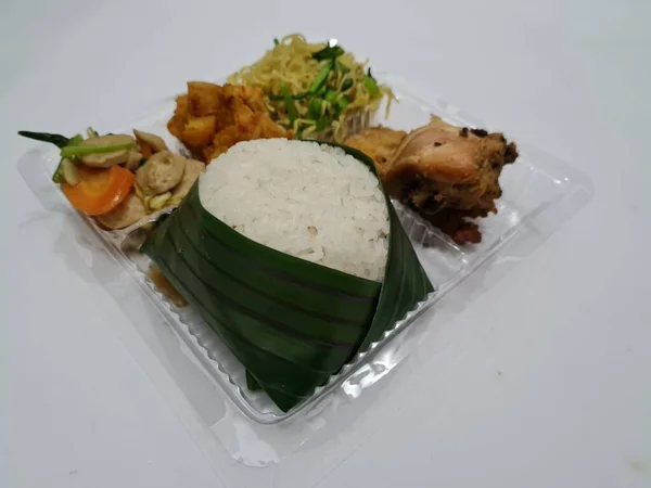 印尼的一道菜 包括白饭 辣椒酱 辣椒酱和辣椒蔬菜 — 图库照片